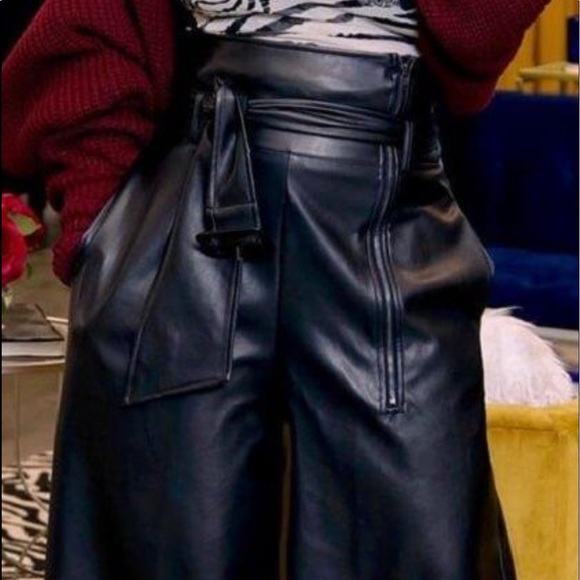 Faux wide legged pants with belt - Picture 1 of 3